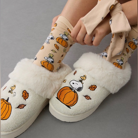 AE Fall Peanuts Snoopy Slippers American Eagle Womens Size 9 BRAND NEW SHIPS NOW - Picture 1 of 4